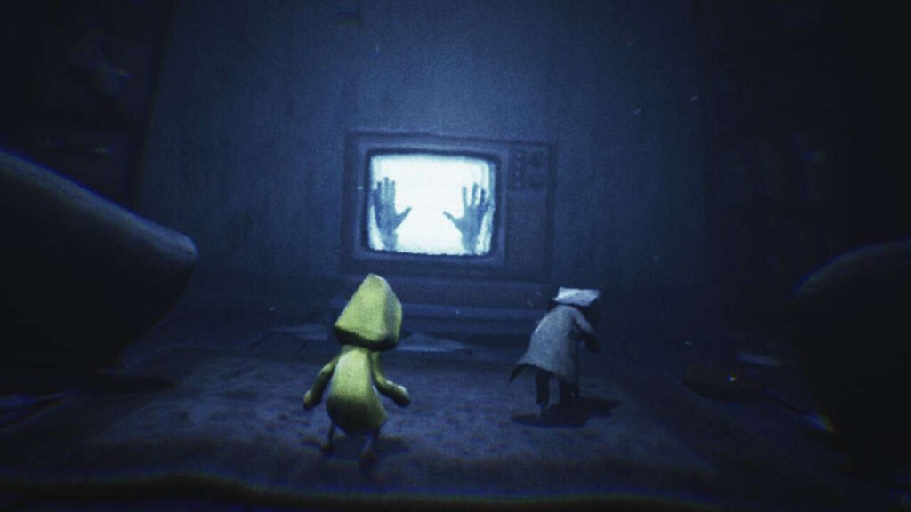 Mono e Six passando por uma TV, que passa a imagem de duas mãos saindo de dentro, clara referência ao filme Poltergeist.