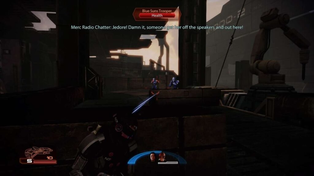 Shepard, em terra firme, enfrentando tropas do grupo mercenário Blue Suns.