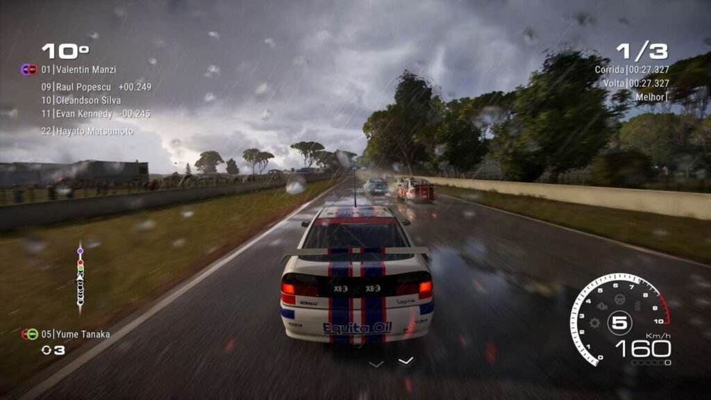 Correndo na chuva e apreciando o cenário.