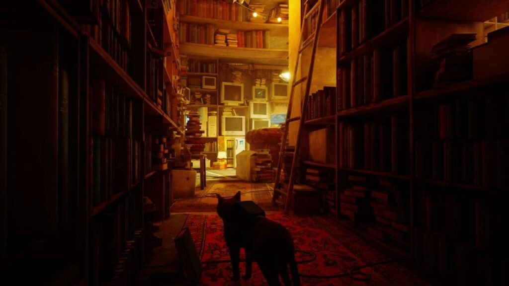 Screenshot de Stray - O gato de Stray ana por espaços diversos, incluindo essa bela biblioteca de uma robô muito culta.