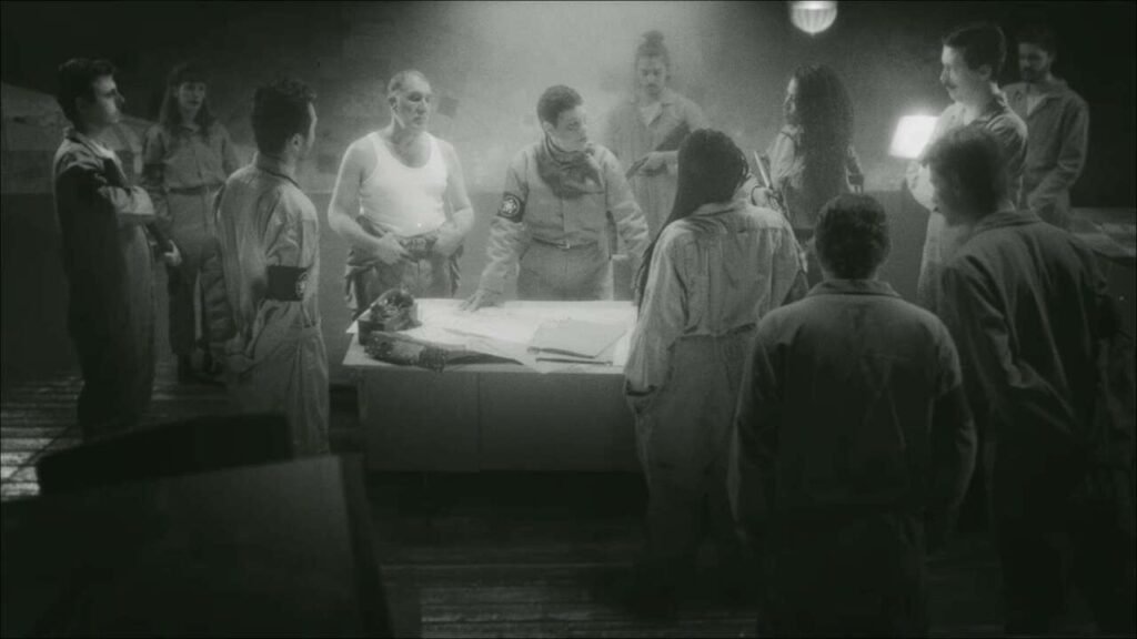 Screenshot de Esquadrão 51 - Uma cinematografia e atuação impressionantes são evidentes em Esquadrão 51