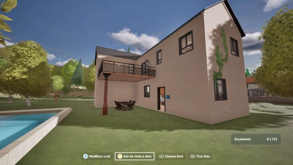 Uma casa moderna de dois andares com uma varanda no andar superior. Na parte frontal há uma piscina rodeada por áreas verdes e árvores, compondo um cenário acolhedor e relaxante. A fachada possui várias janelas amplas e uma planta trepadeira cobre parcialmente a parede lateral.