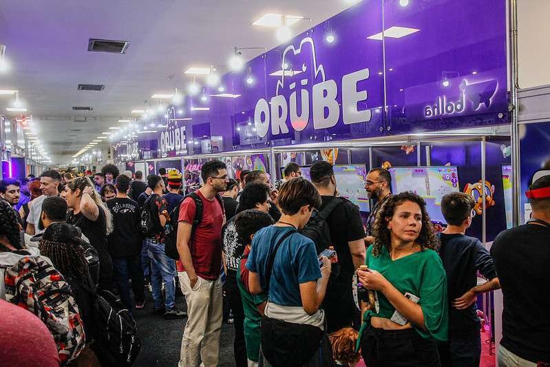 Avenida Indie, recheada de pessoas por um longo corredor cheio de estandes