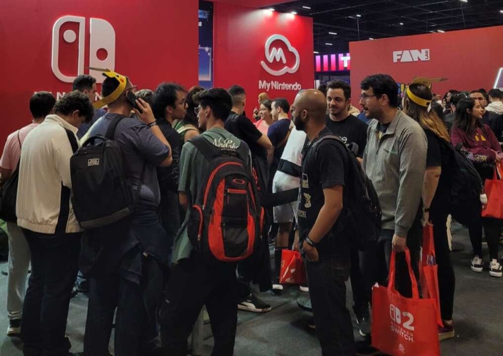 Estande da Nintendo com muitas pessoas formando fila para pegar um de seus brindes.