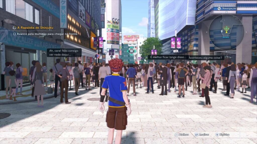 A imagem exibe uma rua movimentada, com uma grande multidão de pessoas. O protagonista, um jovem de cabelo ruivo com uma roupa azul e marrom, está de costas para a tela, no meio da rua.