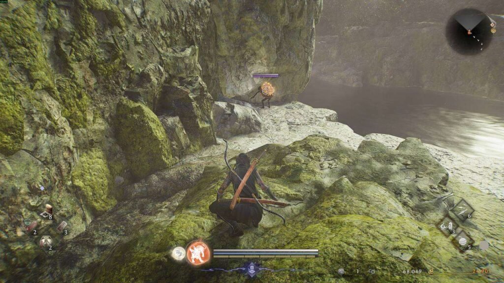 um personagem, em forma de ninja, observa de longe um monstro