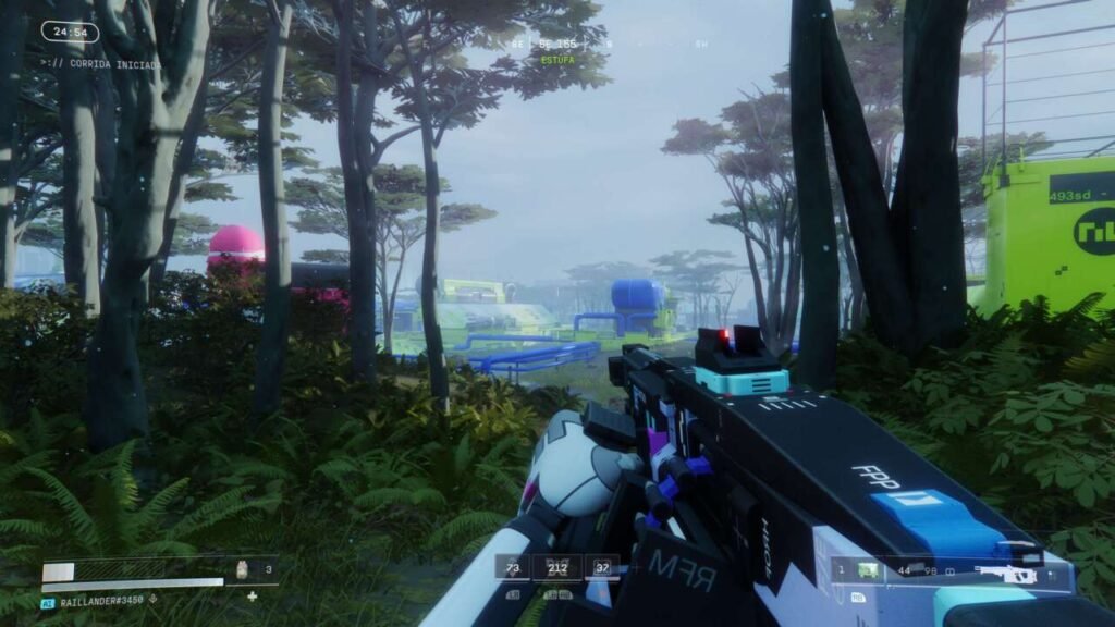 Visão em primeira pessoa, onde vemos uma pequena floresta com uma possível fabrica ao fundo.