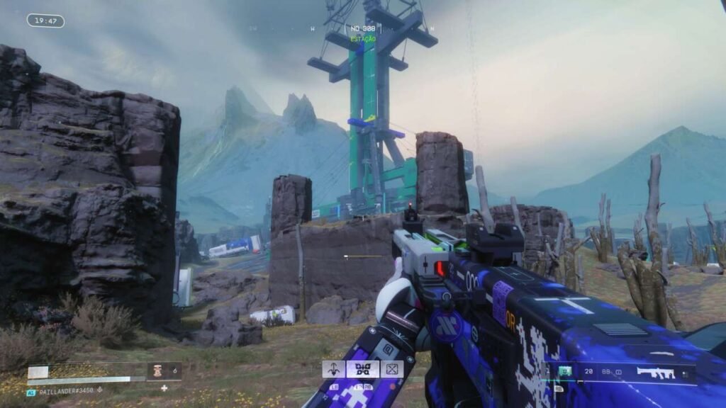 Visão em primeira pessoa de uma região com rochedos e uma estrutura metálica ao fundo.