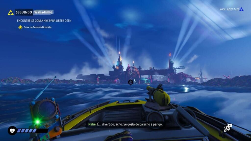 O jogador está em um barco com vista para uma cidade no meio do oceano.