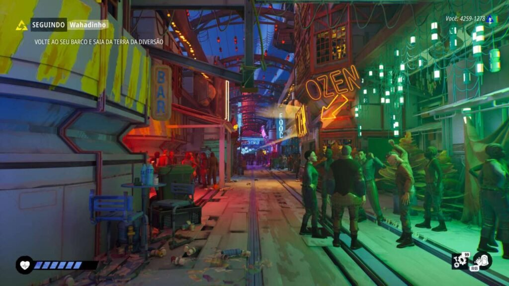 Uma rua repleta de pessoas e bares bastante iluminado.