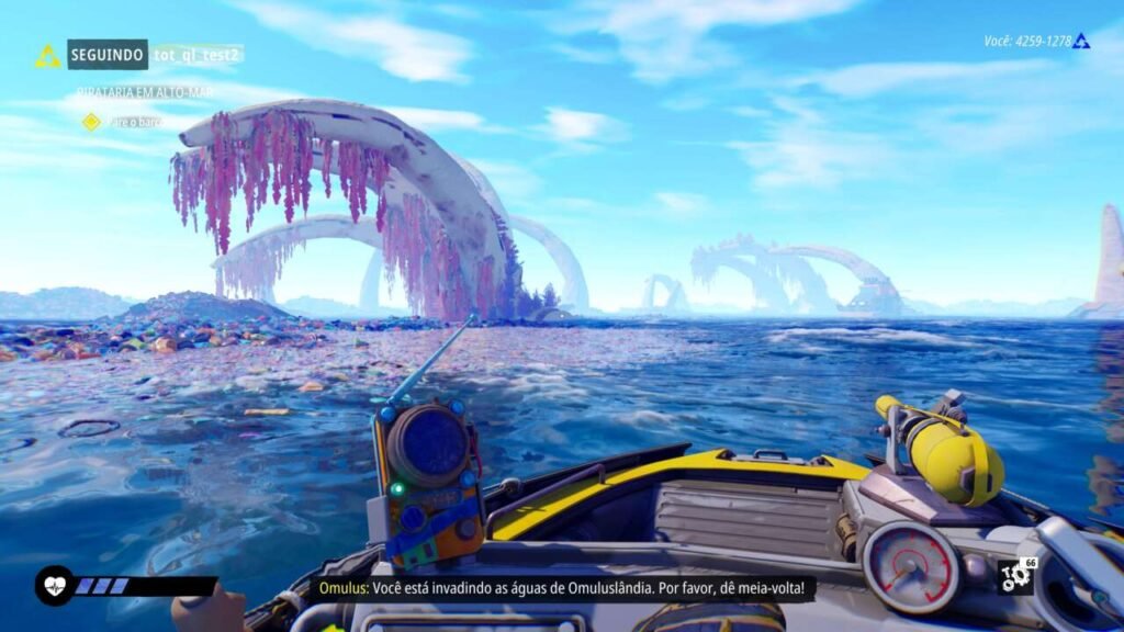 O barco está parado próximo de uma área repleta de lixo plástico.