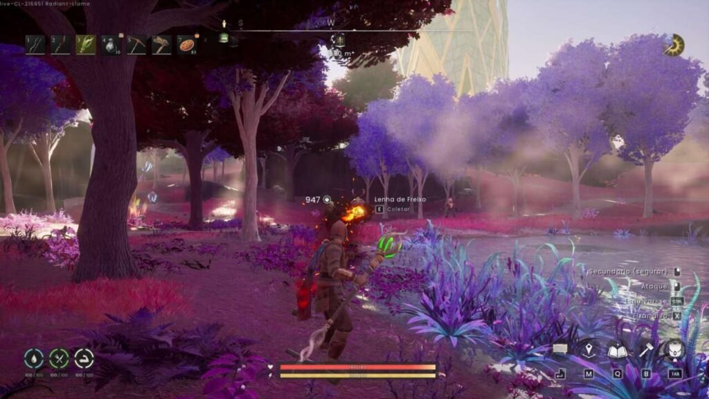 O personagem está em uma floresta lançando uma magia de fogo em um inimigo.